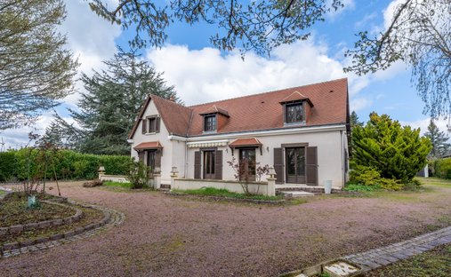 House in Bourg, Fondettes, France 1