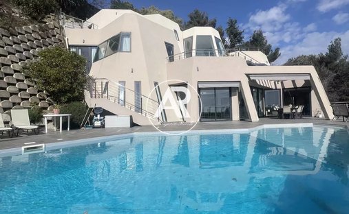 Villa in Menton, Provence-Alpes-Côte d'Azur, France 1