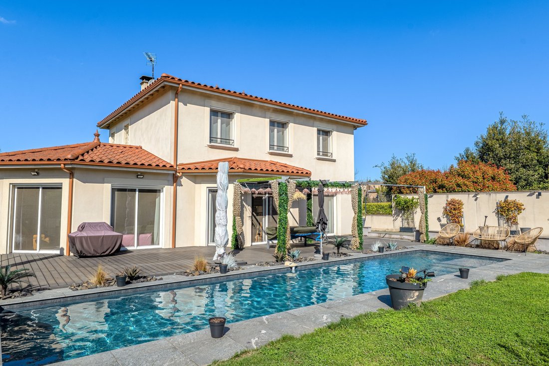 House in Sainte-Foy-lès-Lyon, Auvergne-Rhône-Alpes, France 1 - 17420848