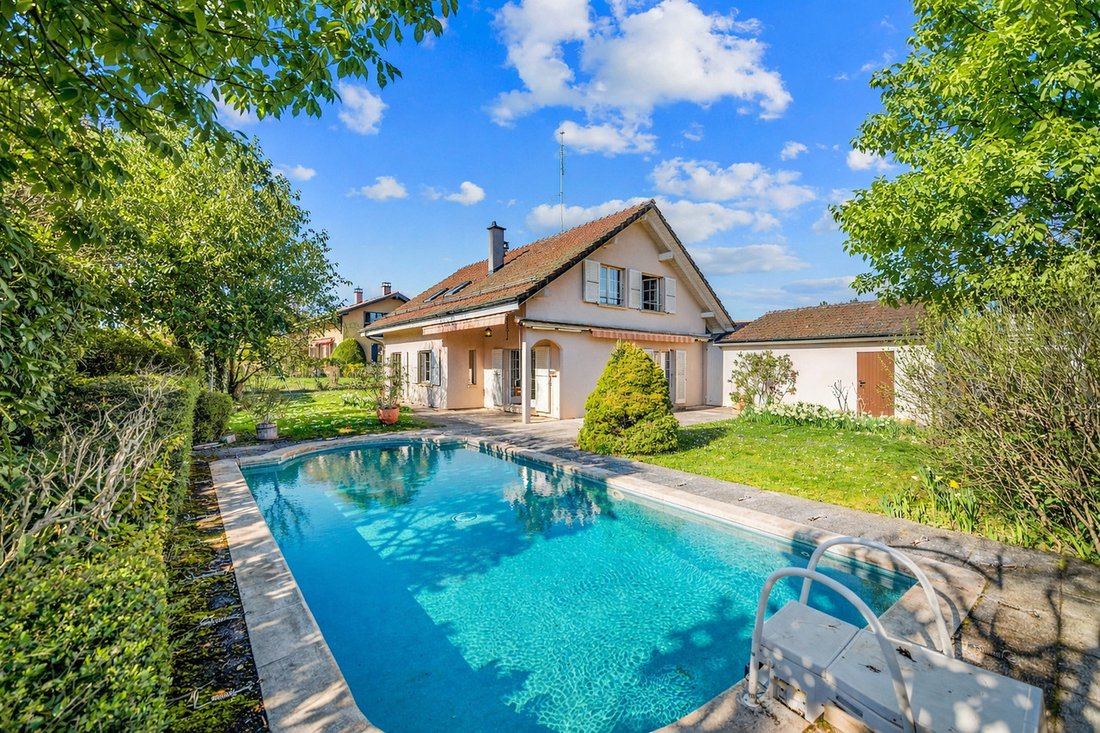 Charming Family Villa With Great Potential In The Heart Of Cologny