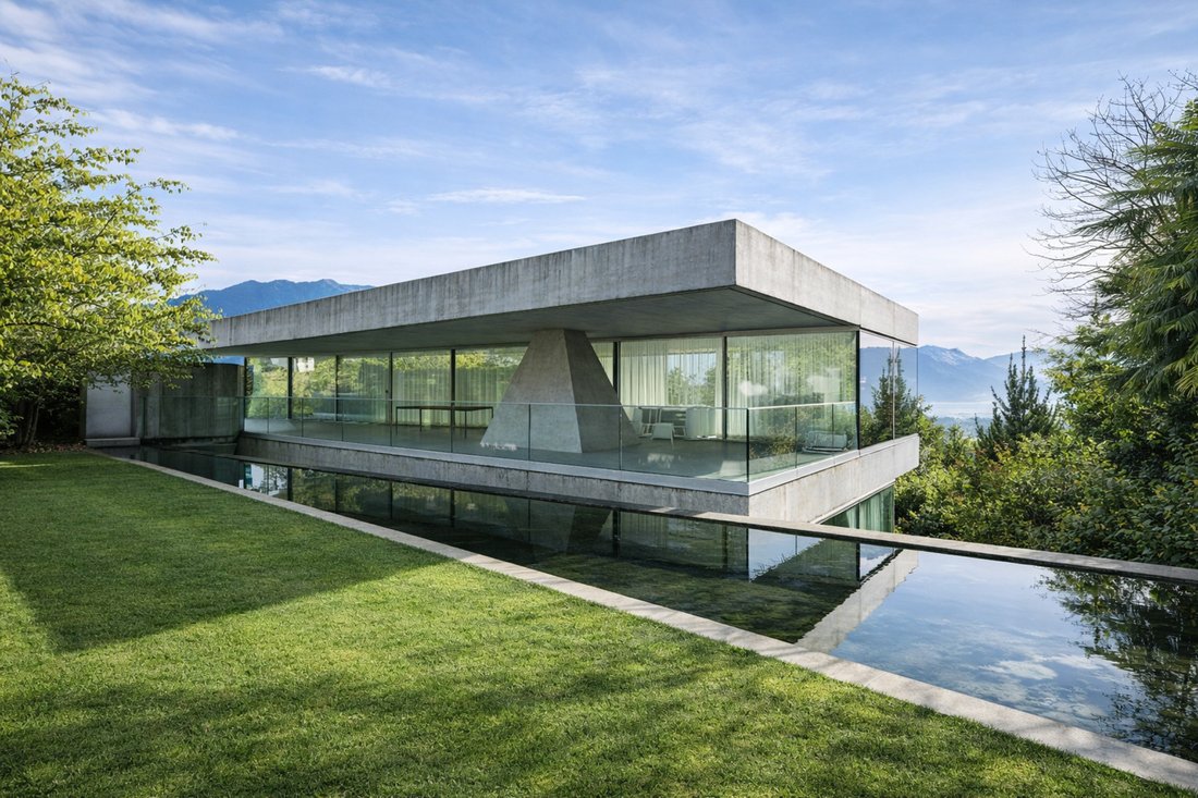 Iconic Design Villa With Lake Views