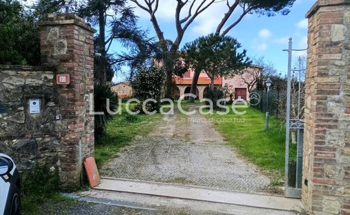Estate in Cecina Centro, Cecina, Tuscany 1