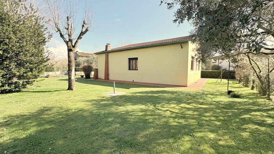 Villa in Sorbano del Vescovo-Mugnano, Lucca, Italy 1 - 17409828
