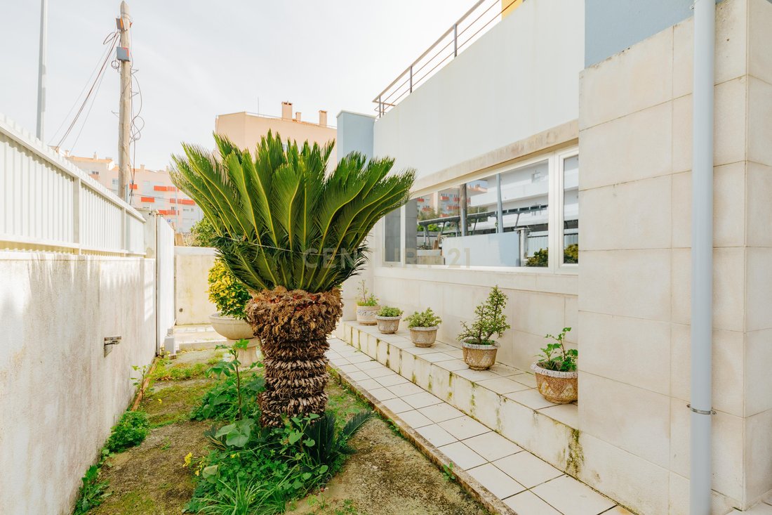 Villa in Santa Iria de Azoia, Sao Joao da Talha e Bobadela, Lissabon, Portugal 2 - 17411799