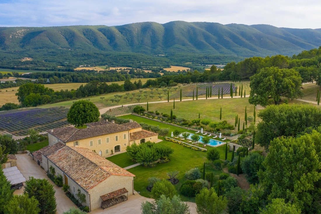 Estate in Saint-Martin-de-Castillon, Provence-Alpes-Côte d'Azur, France 1 - 16015033