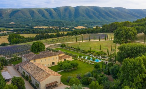 Estate in Saint-Martin-de-Castillon, Provence-Alpes-Côte d'Azur, France 1