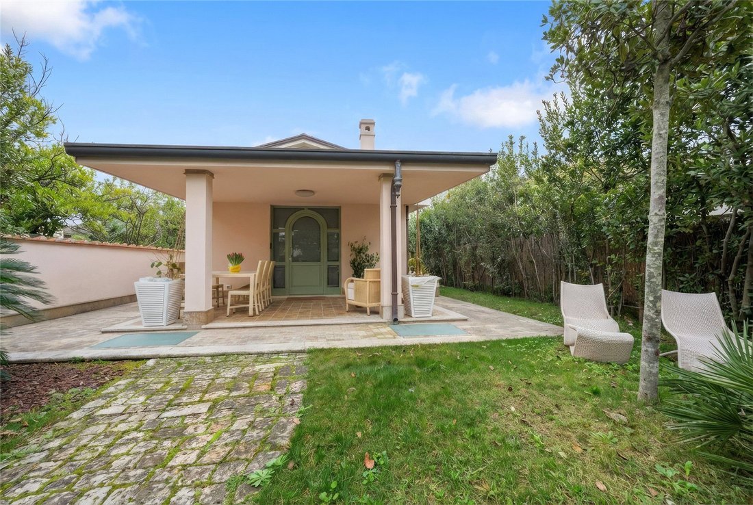 House in Vittoria Apuana, Forte dei Marmi, Tuscany 2 - 17339445