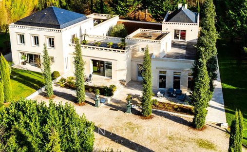 House in Saint-Cyr-sur-Loire, Centre-Val de Loire, France 1