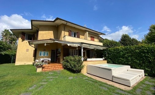 House in Center, Forte dei Marmi, Tuscany 1