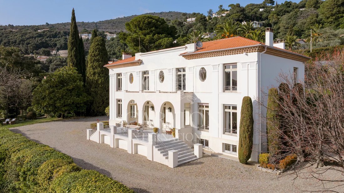 Villa in Grasse, Provence-Alpes-Côte d'Azur, France 1 - 17427112