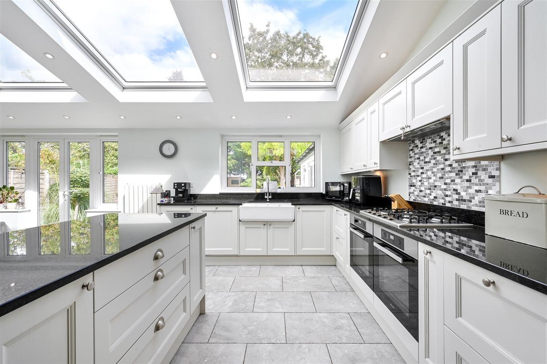 House in Epsom and Ewell, England 4 - 17427387