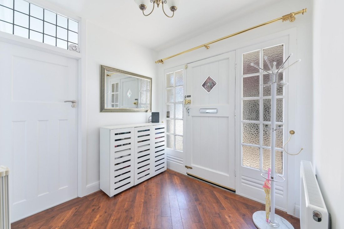 Chalet in Epsom, England, United Kingdom 5 - 17427347