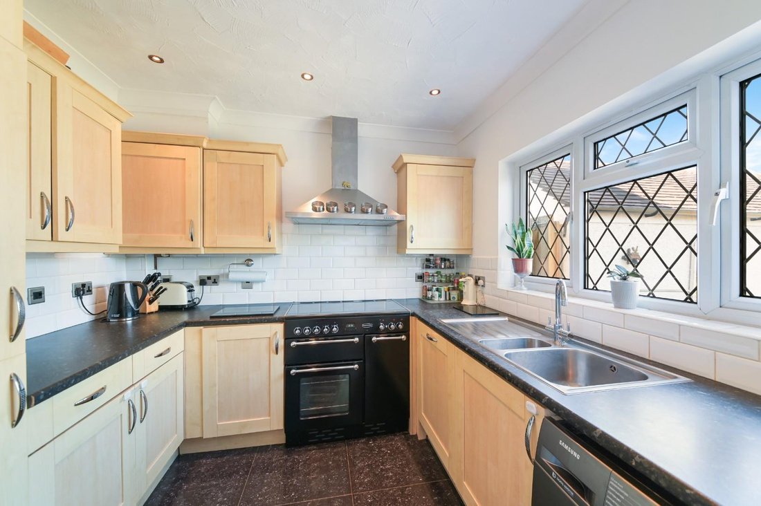 Chalet in Epsom, England, United Kingdom 3 - 17427347
