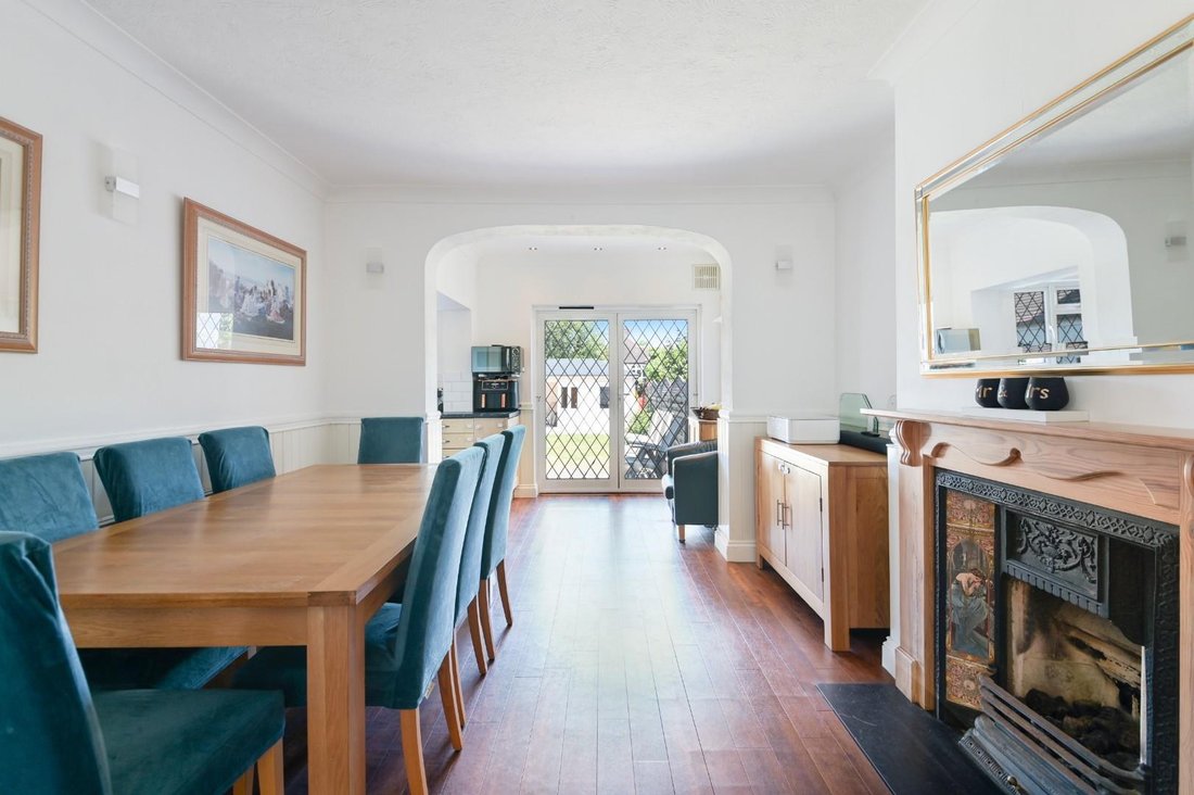 Chalet in Epsom, England, United Kingdom 4 - 17427347