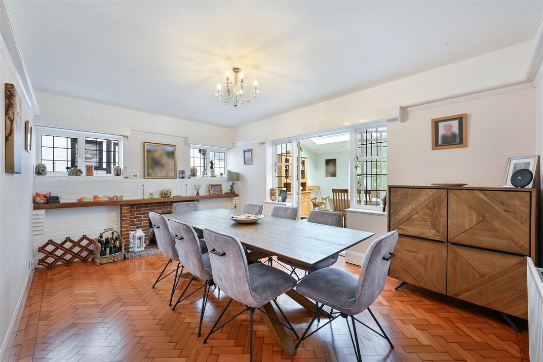 House in Epsom and Ewell, England 3 - 17427387