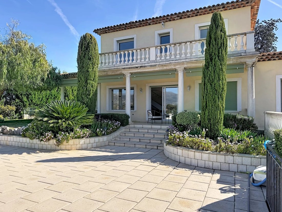Villa in Saint-Laurent-du-Var, Provence-Alpes-Côte d'Azur, France 2 - 16585744