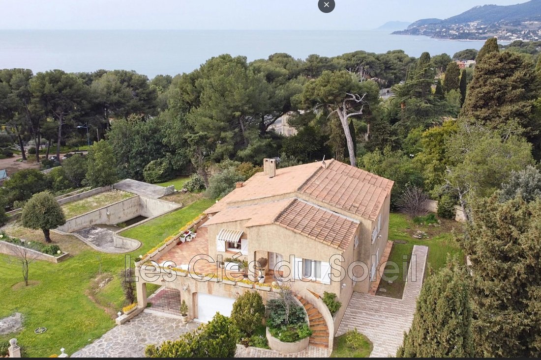 Villa in Carqueiranne, Provence-Alpes-Côte d'Azur, France 4 - 17433672