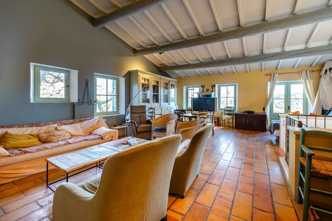 Estate in Gordes, Provence-Alpes-Côte d'Azur, France 5 - 17360962
