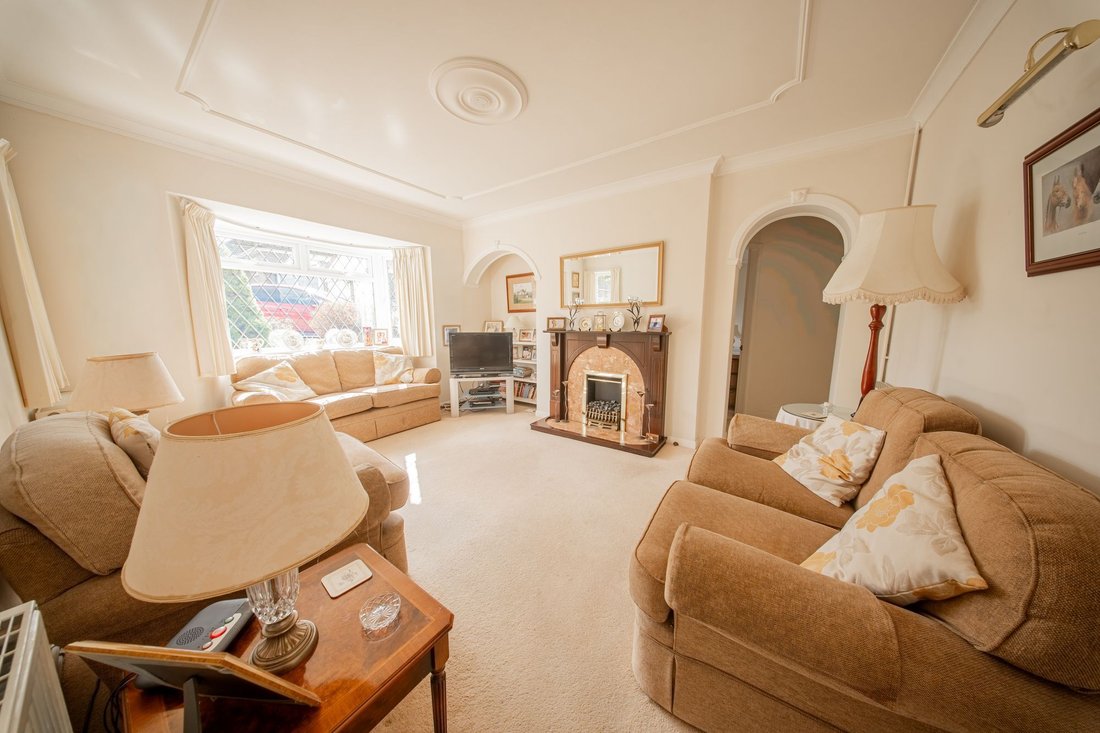 Bungalow in Haywards Heath, England 5 - 17436537