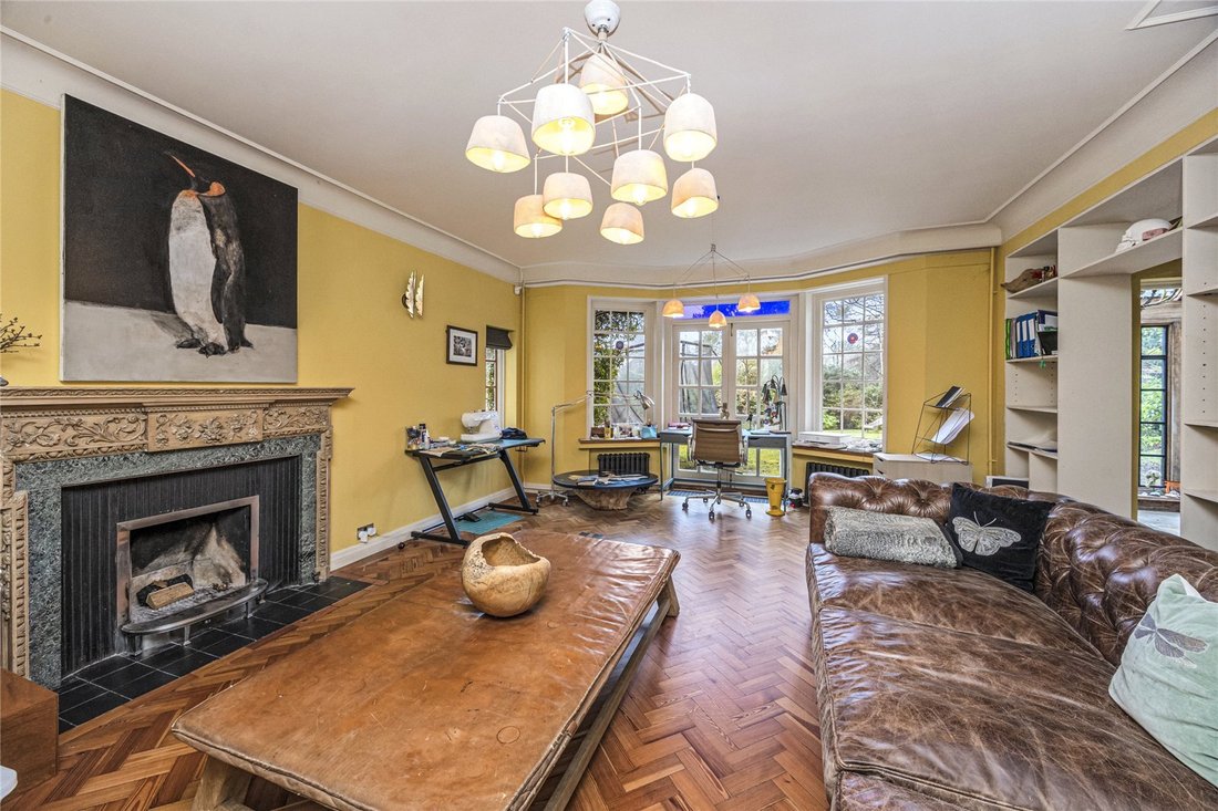 House in Brooklands, Elmbridge, England 4 - 17436161