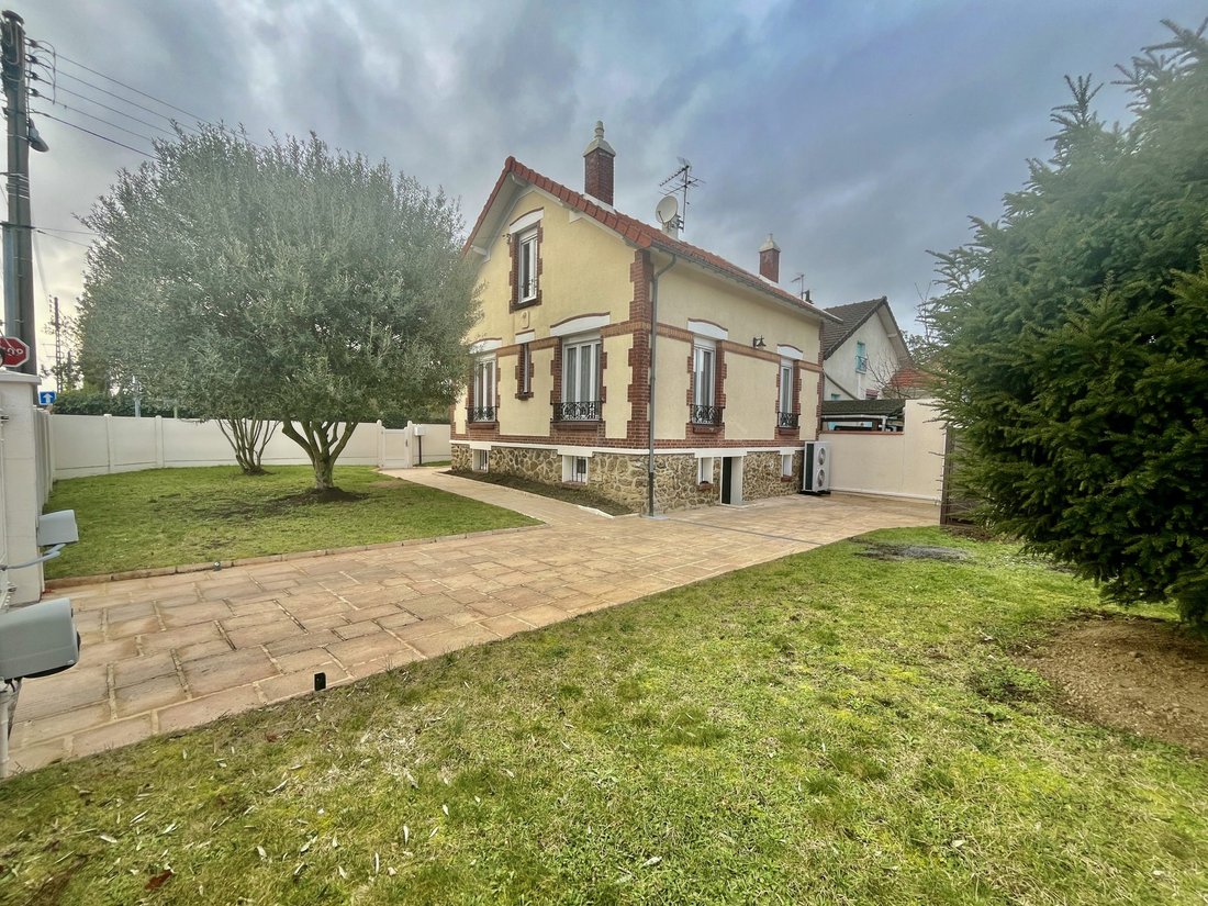 House in Neuilly-sur-Marne, Ile-de-France, France 2 - 17081699