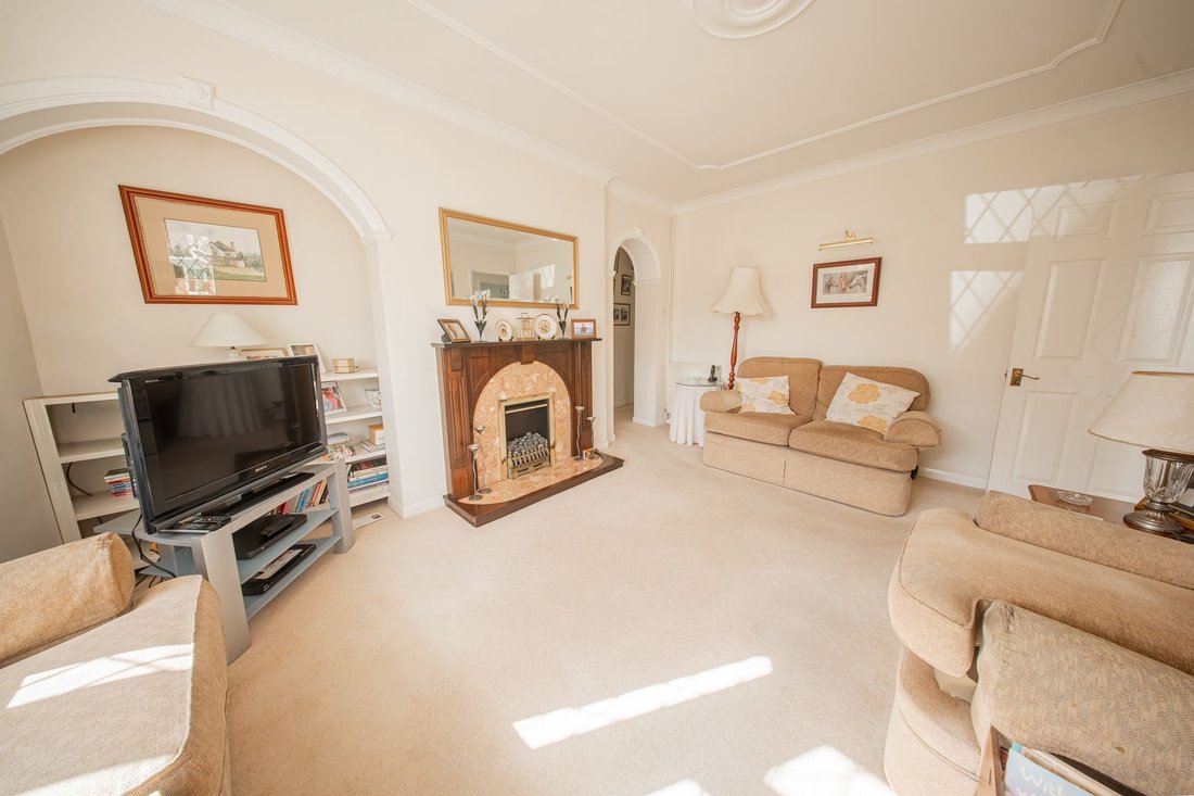 Bungalow in Haywards Heath, England 5 - 17436537