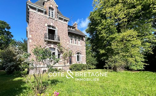 Castle in Binic, Binic-Etables-sur-Mer, France 1
