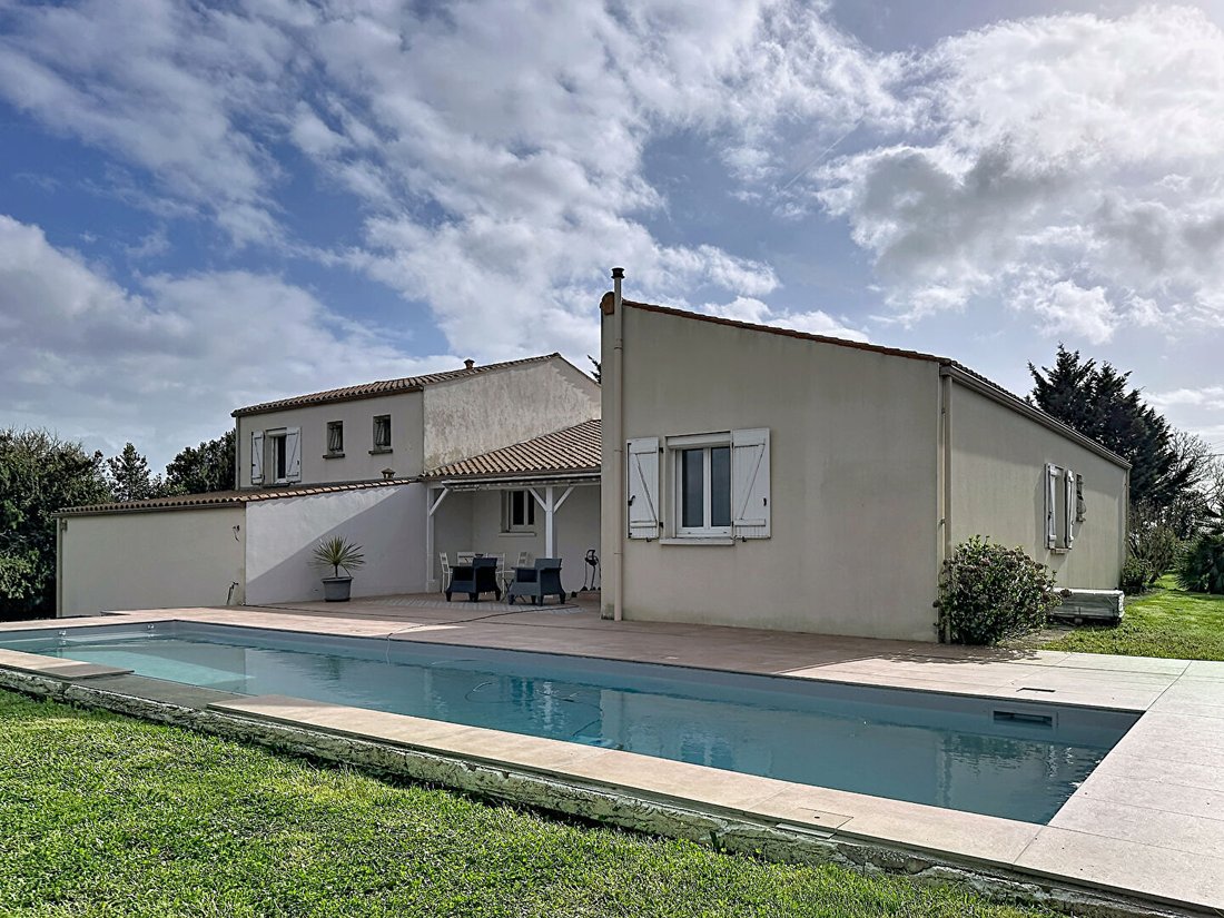 Villa in Yves, Nouvelle-Aquitaine, France 1 - 17438992