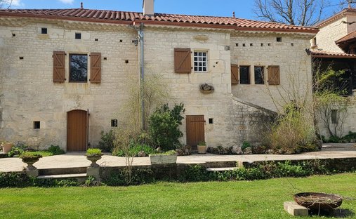 Estate in Montcuq, Montcuq-en-Quercy-Blanc, France 1