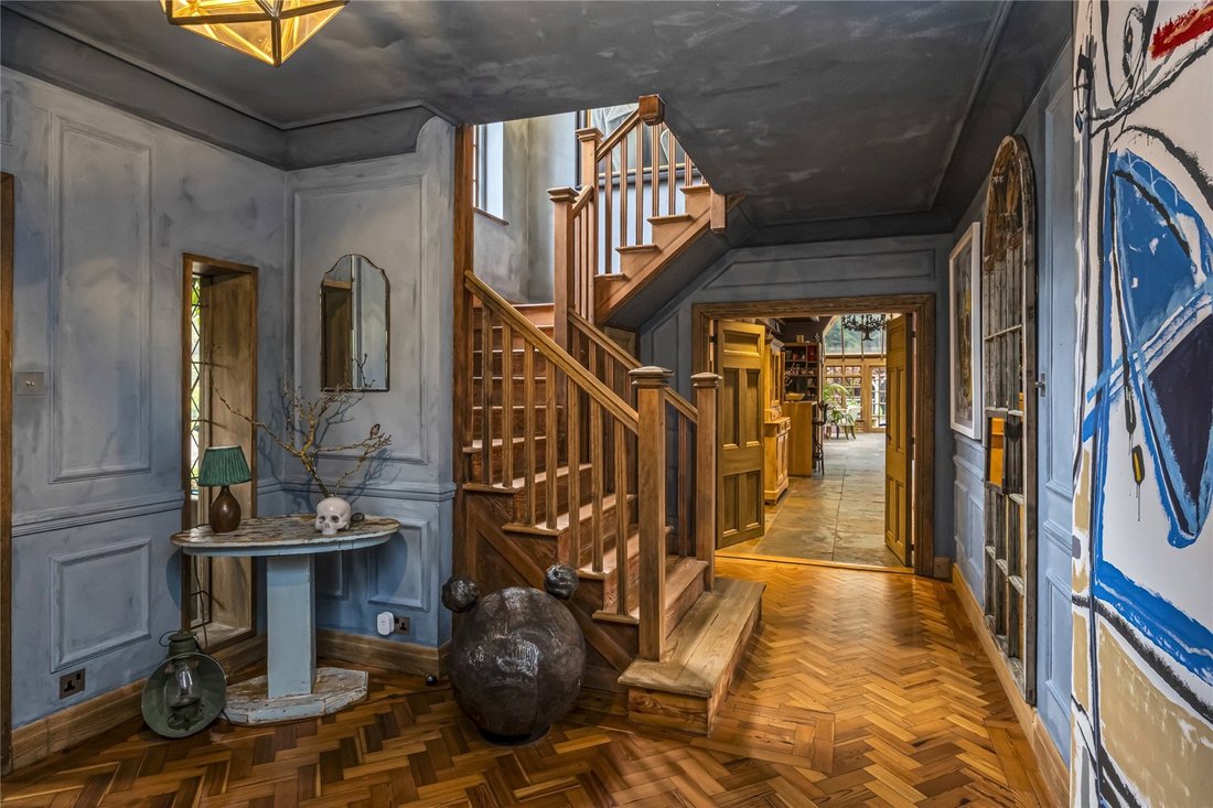 House in Brooklands, Elmbridge, England 3 - 17436161
