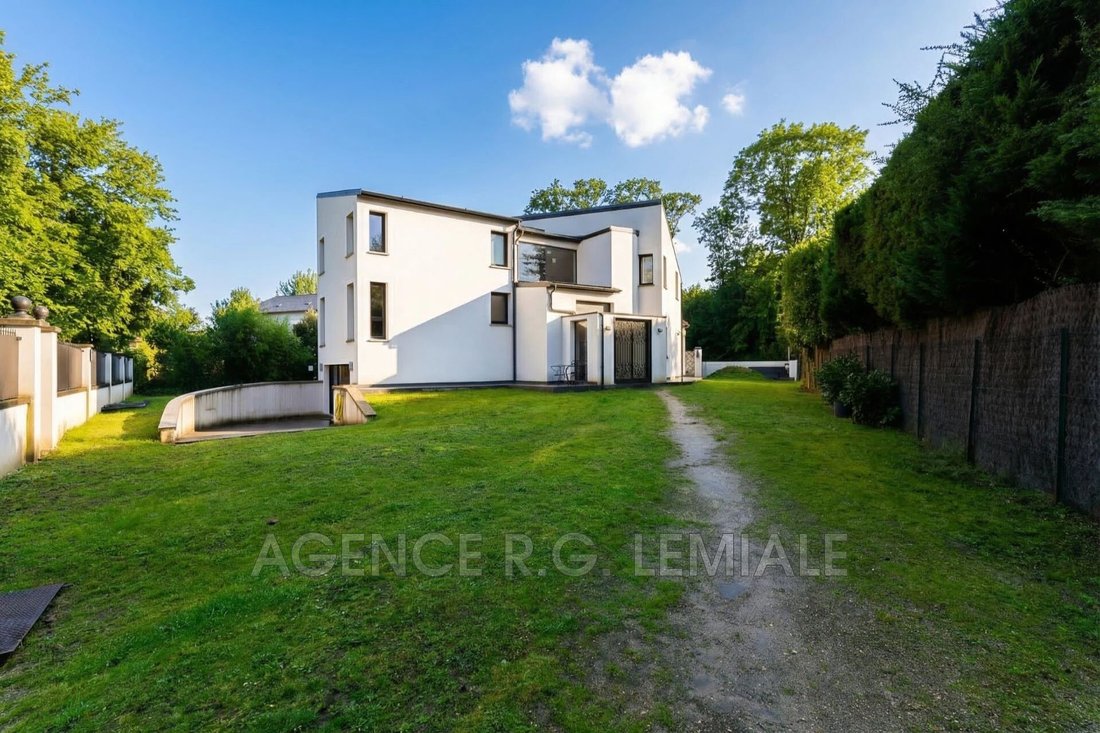 Villa in Forêt, Saint-Germain-en-Laye, France 1 - 17097332