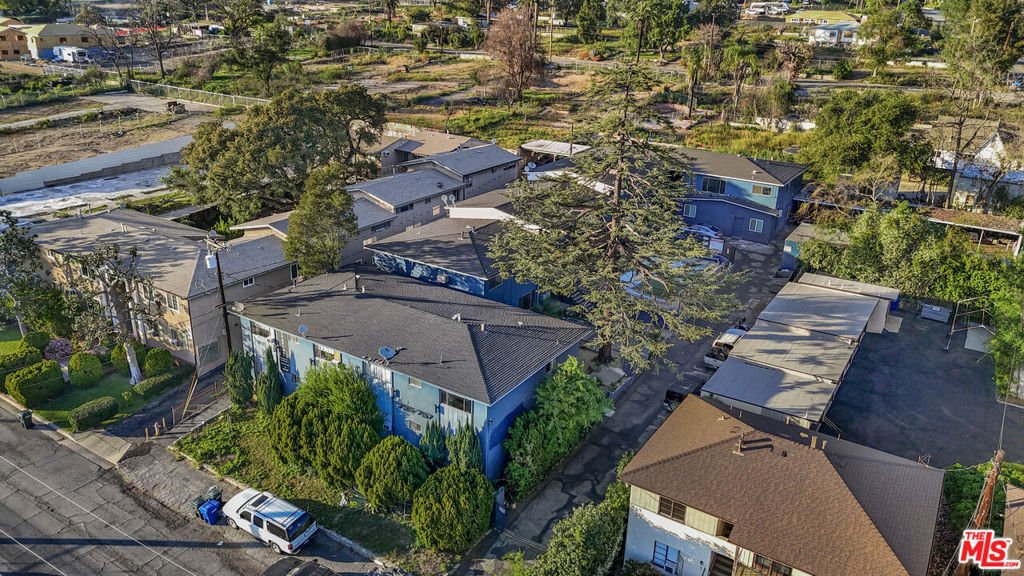 Altadena, California, United States 4 - 17437760