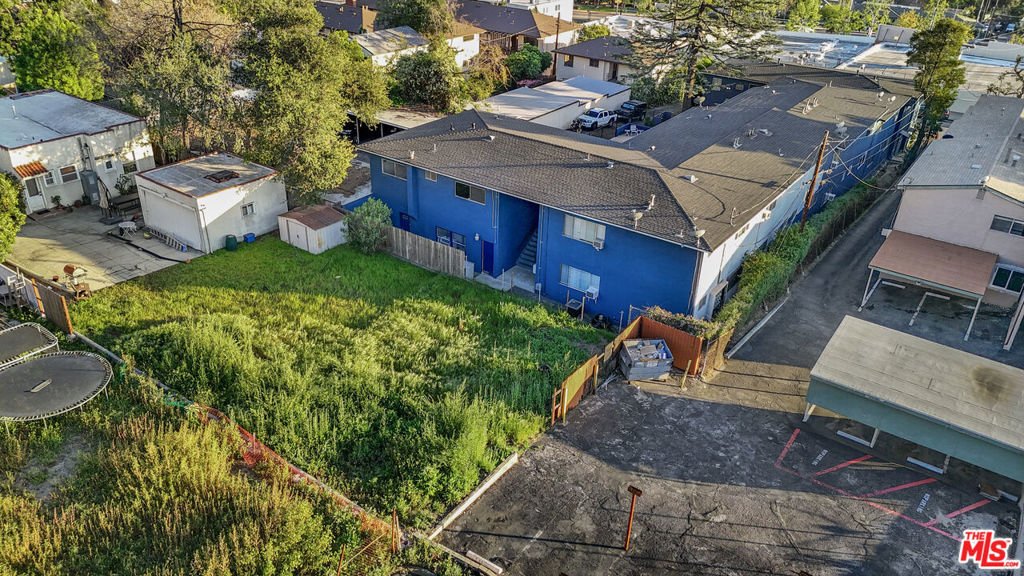 Altadena, California, United States 5 - 17437760