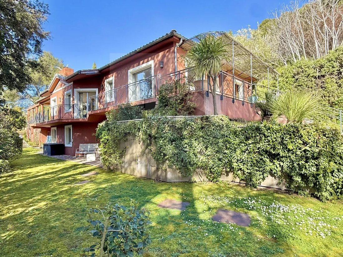 Villa in Saint-Marc-Jaumegarde, Provence-Alpes-Côte d'Azur, France 1 - 17436164