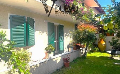 House in Center, Forte dei Marmi, Tuscany 1