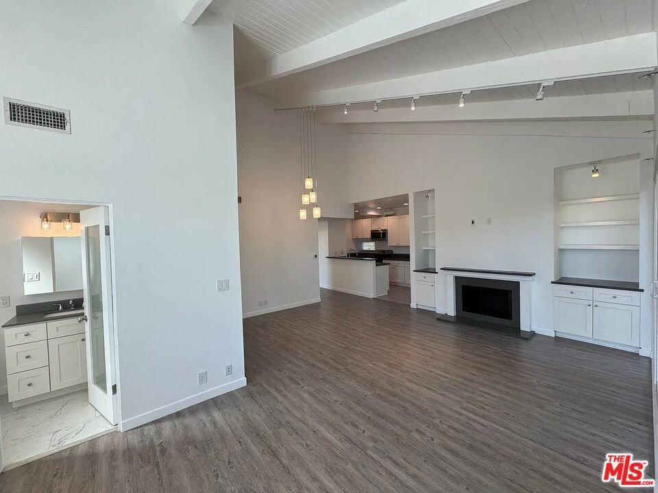 Los Angeles, California, United States 3 - 17375720
