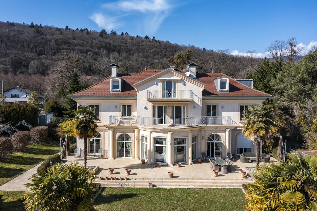 Estate in Divonne-les-Bains, Auvergne-Rhône-Alpes, France 1 - 17436190