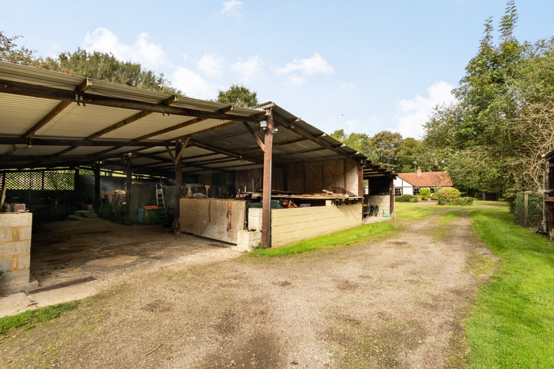 Bungalow in Newgate Street, Hatfield, England 3 - 17247034