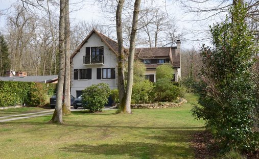 House in Bullion, Ile-de-France, France 1