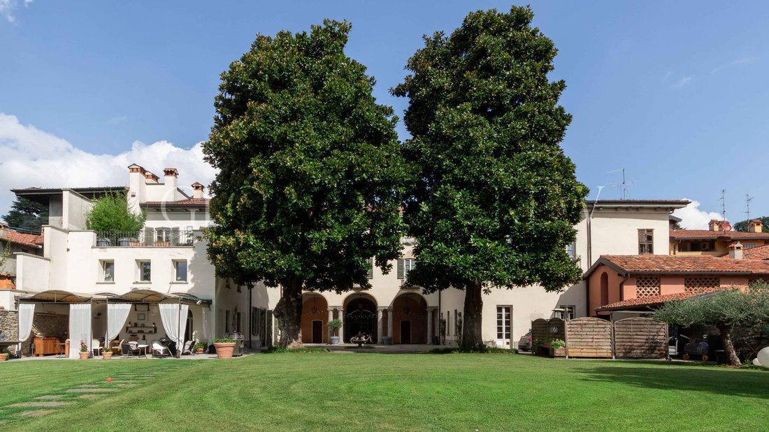 Villa in Oggiono, Lombardy, Italy 1 - 17439484