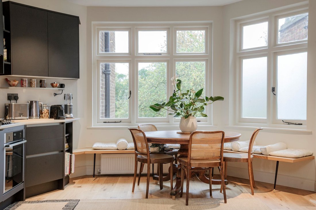 Apartment in Brondesbury, Brent, England 1 - 17440214