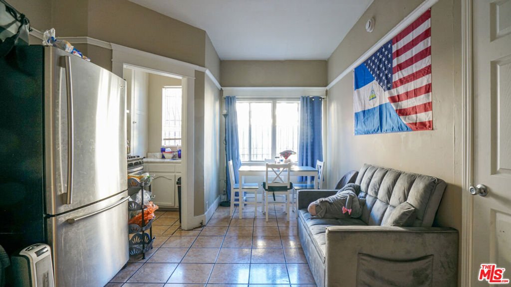 Los Angeles, California, United States 3 - 17440179
