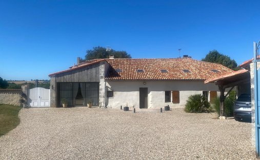 House in Centre Ville, Saint-Jean-d'Angély, France 1