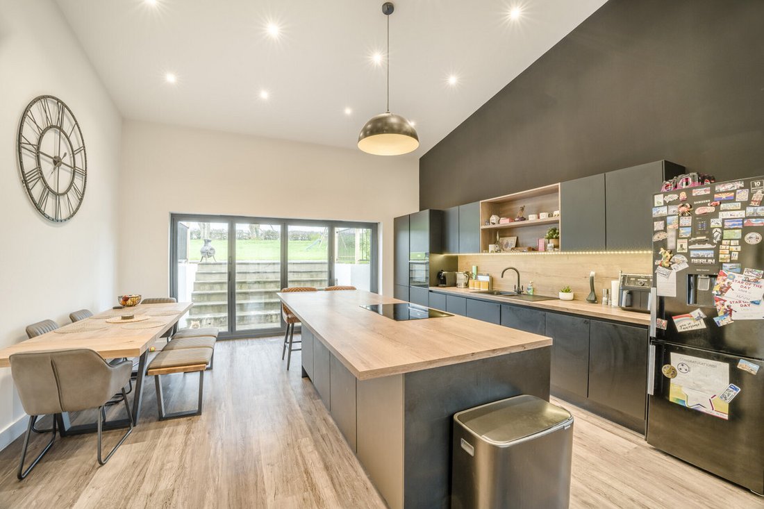 House in Grovesend, Thornbury, England 2 - 17440557