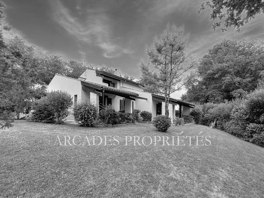 House in Saint-Sulpice-et-Cameyrac, Nouvelle-Aquitaine, France 1 - 17440909