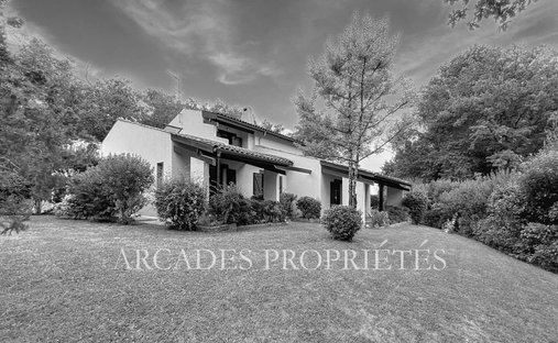 House in Saint-Sulpice-et-Cameyrac, Nouvelle-Aquitaine, France 1