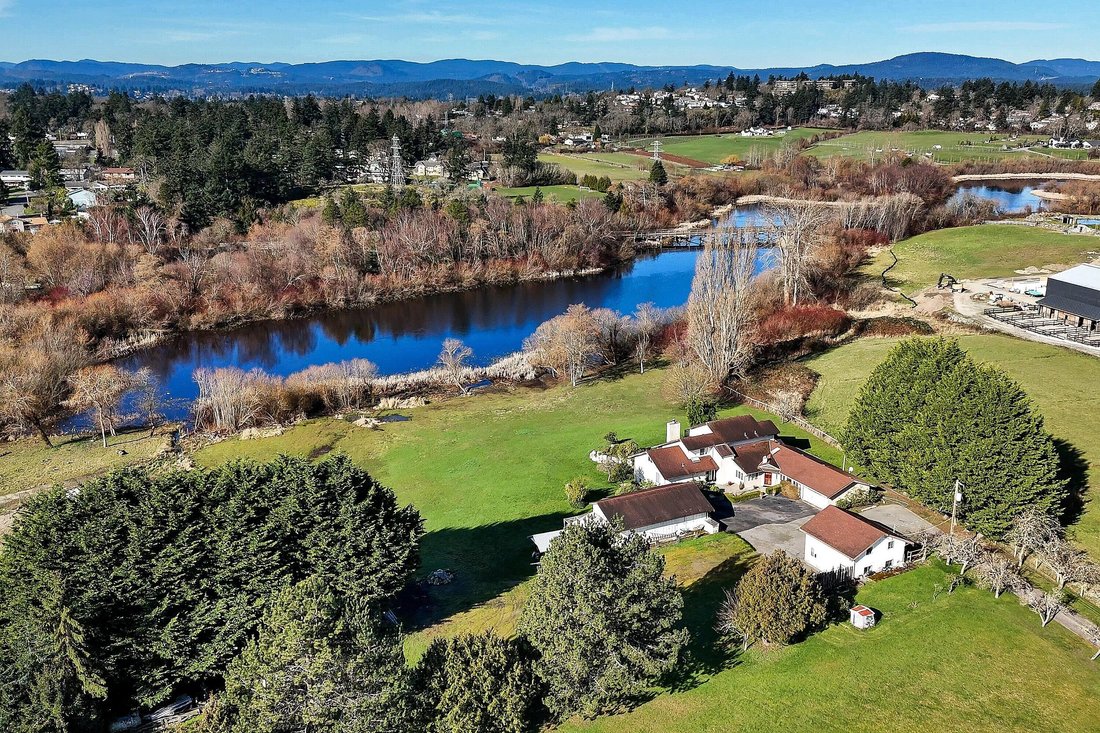 House in Saanich, British Columbia, Canada 2 - 17446574