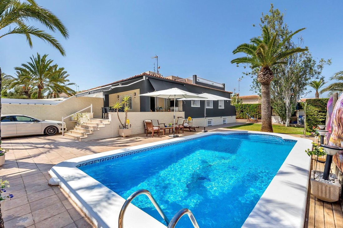 Chalet in Torrevieja, Valencian Community, Spain 1 - 17442893