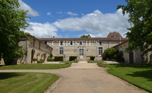 Farm Ranch in Sainte-Foy-la-Grande, Nouvelle-Aquitaine, France 1