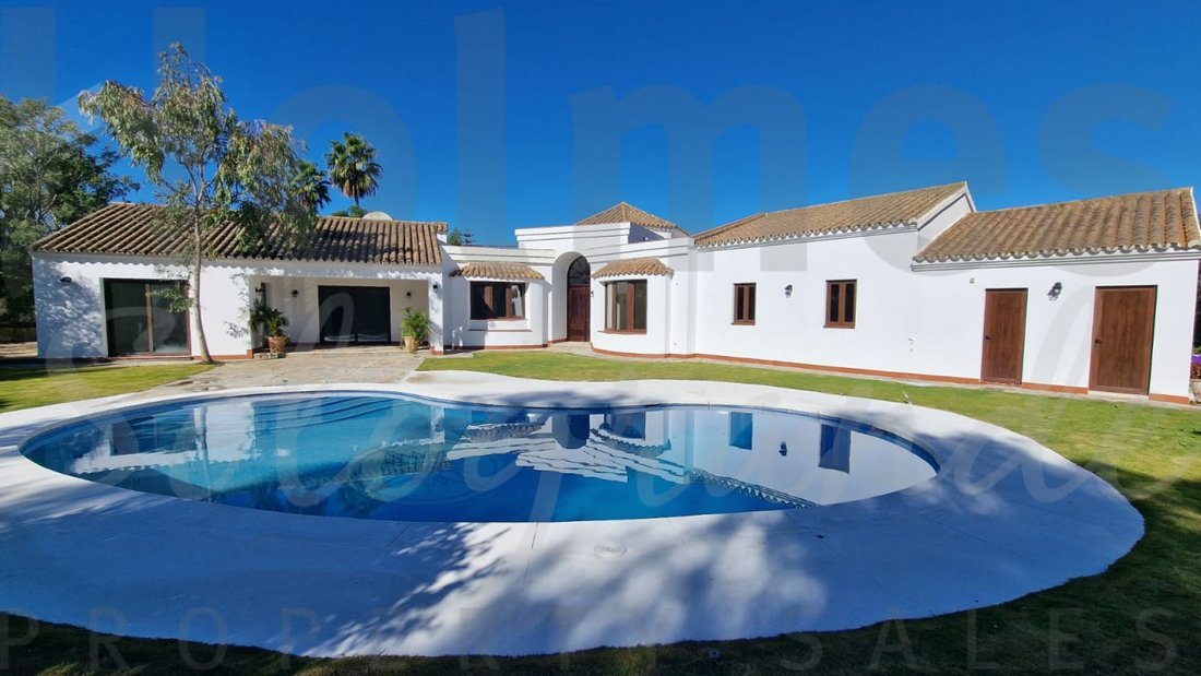 Villa in Sotogrande, San Roque, Andalusia 1 - 17444204